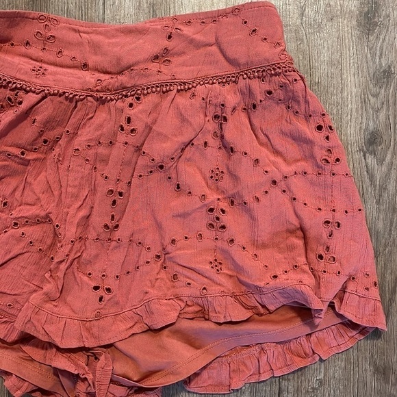 AMERICAN EAGLE ORANGE EYELET FLOWY SHORTS - Picture 3 of 5